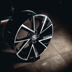 Aro Rin 19x8,5 / PCD/Manzana:5x112 / ET/Offset:45 / Color: BMF